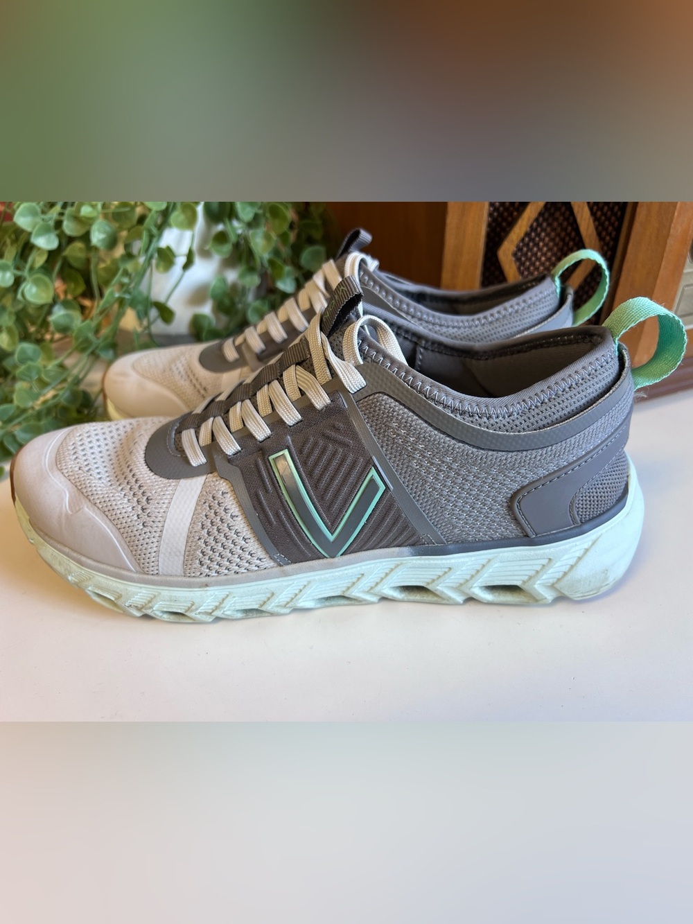 Vionic Captivate Gray and Mint Walking Lace Up Sneakers Size 8
